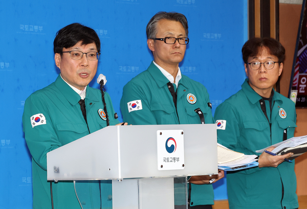 국토교통부 주종완 항공정책실장(왼쪽)이 2일 오후 정부세종청사에서 열린 ‘무안 공항 제주항공 여객기 사고 브리핑’에서 기자들의 질문에 답하고 있다. 왼쪽부터 주 실장, 유경수 항공안전정책관, 김홍락 공항정책관. 2025.1.2 /연합뉴스