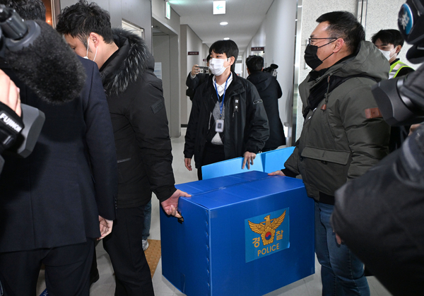 2일 전남 무안군 무안국제공항 운영부 사무실에서 압수수색을 마친 경찰 관계자가 박스를 들고 나서고 있다. 2025.1.2 /연합뉴스