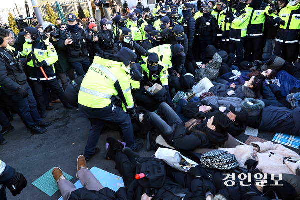 윤석열 대통령에 대한 체포영장 발부 사흘째인 2일 오후 서울 용산구 한남동 대통령 관저 정문 앞 도로에 누워있는 지지자들을 경찰이 해산시키고 있다. 2025.1.2 /이지훈기자 jhlee@kyeongin.com