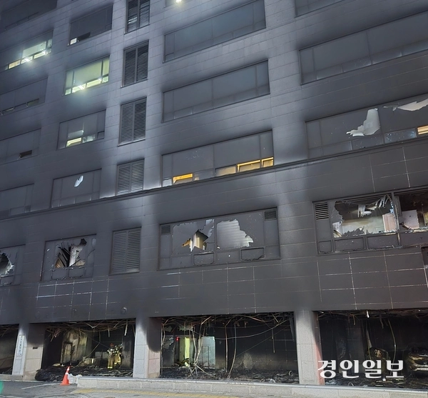 불이 난 분당 야탑동 종합상가 건물. 2025.1.3 /김태강 think@kyeongin.com