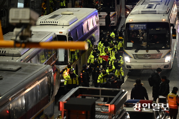 고위공직자범죄수사처가 윤석열 대통령의 체포영장 집행에 나선 3일 오전 서울 용산구 한남동 관저 부근에서 경찰이 이동하고 있다. 2025.1.3 /이지훈기자 jhlee@kyeongin.com