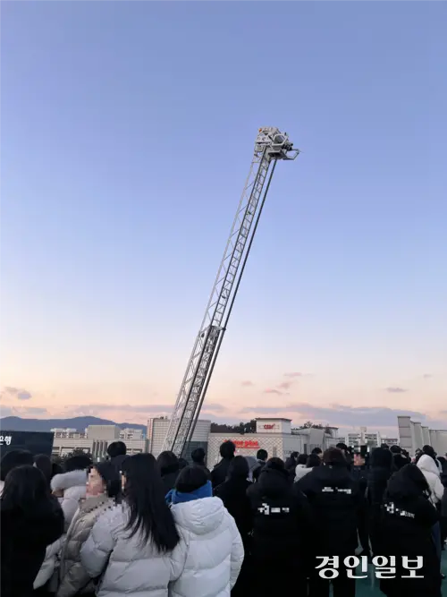 불이 난 분당 야탑동 건물 옥상에서 시민들이 구조를 기다리고 있다. 2025.1.3 /독자제공