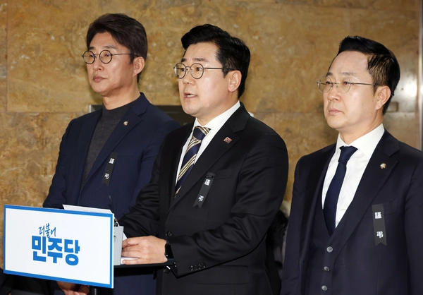 더불어민주당 박찬대 원내대표가 3일 오후 국회에서 체포영장 집행 중지 관련 입장을 발표하고 있다. 2025.1.3 /연합뉴스