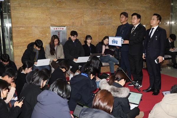 더불어민주당 박찬대 원내대표가 3일 오후 국회에서 체포영장 집행 중지 관련 입장을 발표하고 있다. 2025.1.3 /연합뉴스 제공