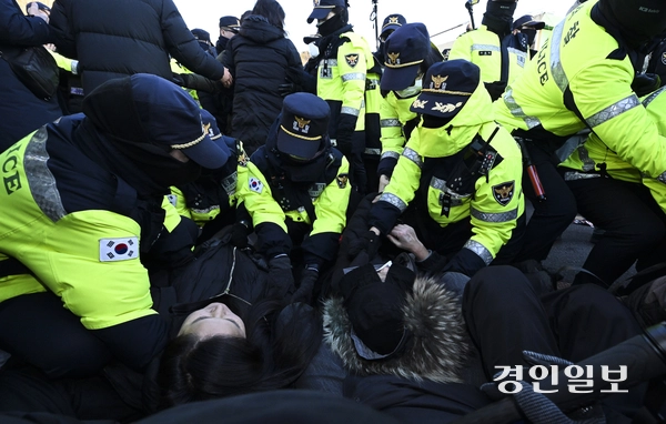 2일 오후 서울 용산구 한남동 대통령 관저 앞에서 도로에 누운 윤대통령 지지자들을 강제 해산시키고 있다. 2025.1.2 /이지훈기자 jhlee@kyeongin.com