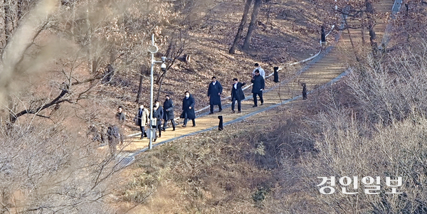 고위공직자수사처가 윤석열 대통령의 체포영장 집행에 나선 3일 오후 서울 용산구 한남동 대통령 관저에서 공수처 수사관으로 보이는 인원들이 내려오고 있다. 2025.01.03 /조재현기자 jhc@kyeongin.com