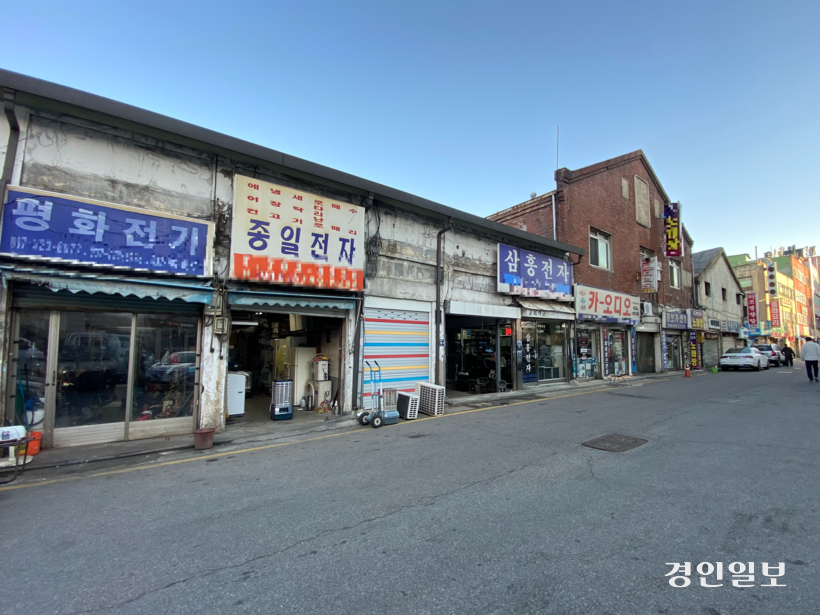 지난 2일 오후 4시께 찾은 인천 중구 인현동 ‘동인천 전자상가’의 한적한 풍경. 2025.1.2 /박경호기자 pkhh@kyeongin.com
