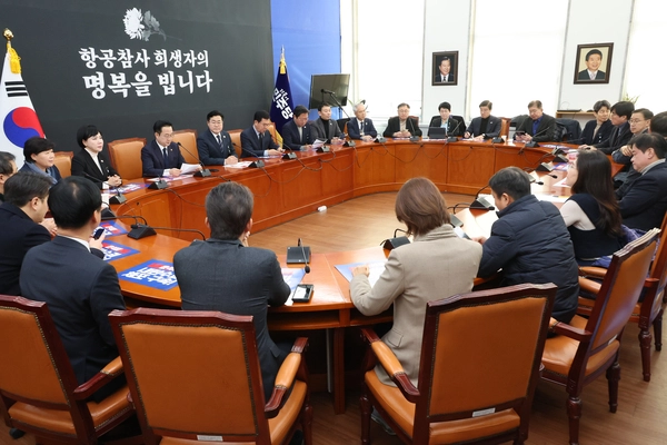더불어민주당 소속 국회 운영·법제사법·행정안전위원회 위원들이 4일 오전 서울 여의도 국회에서 윤석열 대통령에 대한 체포영장 집행 무산 등과 관련해 비상연석회의를 하고 있다. 2025.1.4/ 연합뉴스 제공