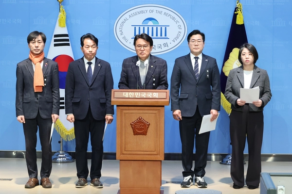 4일 오전 서울 여의도 국회 소통관에서 윤석열 대통령에 대한 체포영장 집행 무산과 관련해 조속한 집행을 촉구하는 야6당 기자회견이 열리고 있다.
왼쪽부터 사회민주당 한창민 대표, 진보당 윤종오·조국혁신당 황운하·더불어민주당 박찬대 원내대표, 용혜인 기본소득당 대표. 2025.1.4 /연합뉴스 제공