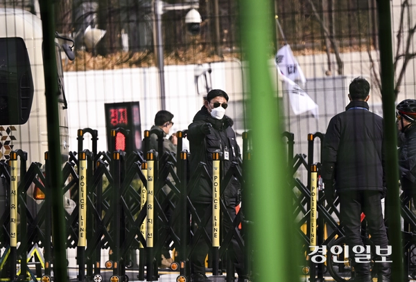 내란수괴 등 혐의로 윤석열 대통령에 대한 체포영장이 발부된 1일 오후 서울 용산구 한남동 대통령 관저 입구에서 경호처 관계자들이 입구를 통제하고 있다. 2025.1.1 /이지훈기자 jhlee@kyeongin.com