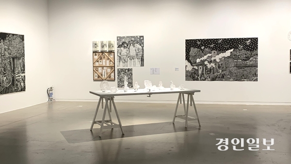 ‘토끼를 따라가면 달걀을 찾을 수 있을지도 몰라’ 전시실 전경. 2025.1.2 /유혜연기자 pi@kyeongin.com