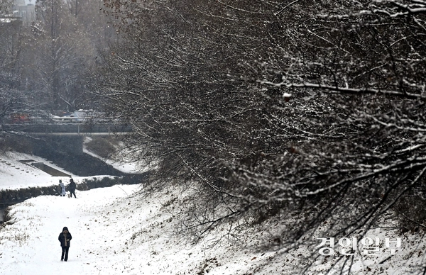 절기상 소한(小寒)인 5일 인천시 부평구 굴포천에서 시민들이 설경을 감상하며 산책을 하고 있다. 2025.1.5 /김용국기자yong@kyeongin.com