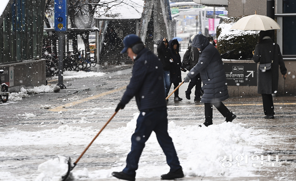 절기상 소한이자 수도권에 대설주의보가 발효된 5일 오전 수원역 앞에서 눈발이 흩날리고 있다. 2025.1.5 /이지훈기자 jhlee@kyeongin.com