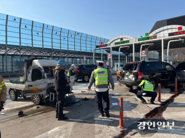 지난달 19일 과천시 제2경인고속도로 안양과천TG요금소 부근에서 발생한 교통사고로 뒤따라오던 60대 라보차량 운전자가 숨졌다. 2024.12.19 /경기도소방재난본부 제공