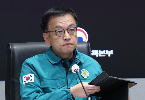 최상목 대통령 권한대행 부총리 겸 기획재정부 장관이 4일 오전 정부서울청사에서 열린 제주항공 여객기 사고 중앙재난안전대책본부(중대본) 회의에 참석해 화상회의 화면을 살피고 있다. 2025.1.4 /연합뉴스