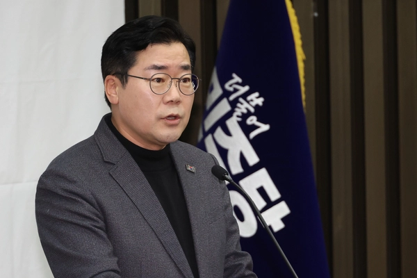 더불어민주당 박찬대 원내대표가 5일 오후 국회에서 열린 비상 의원총회에서 발언하고 있다. 2025.1.5 /연합뉴스