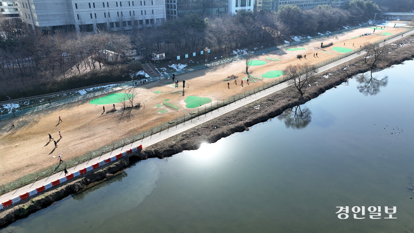 경기도내 지자체들이 파크골프 조성에 열을 올리고 있지만, 과도한 공급으로 인해 수요를 넘어설 우려도 존재한다. 사진은 성남 분당구내 한 파크골프장. /경인일보DB