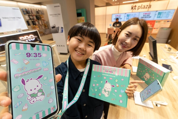 한 어린이가 ‘포차코’ 테마를 적용한 스마트폰 ‘포차코 키즈폰’을 들고 해맑게 웃고 있다. /KT 제공