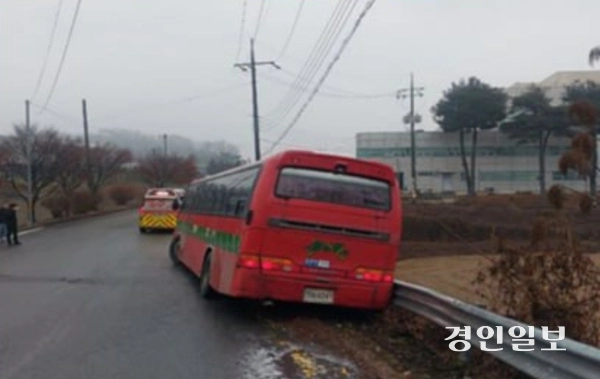 6일 오전 8시10분께 화성시 장안면 독정리의 편도 1차로 도로에서 통근버스가 빙판길에 미끄러져 가드레일을 들이받는 사고가 발생했다. 2025.