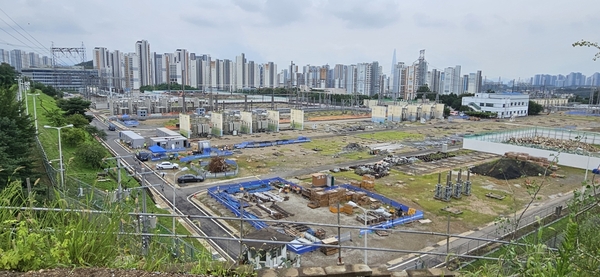 ‘동서울변전소 옥내화 및 HVDC(고전압 직류송전) 변환소 증설’ 사업이 추진되는 동서울변전소 전경. /한전 제공