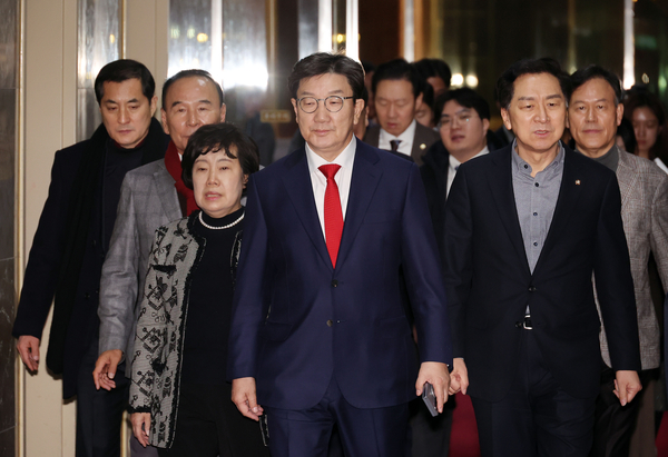 국민의힘 권성동 원내대표 등 중진 의원들이 6일 오후 서울 여의도 국회에서 탄핵안의 ‘내란죄 제외’에 대해 항의하기 위해 국회의장실을 방문하고 있다. 2025.1.6 /연합뉴스