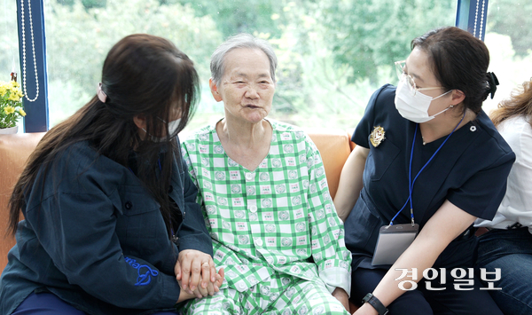 인천 제1시립노인치매요양병원 의료진들이 치매 환자 서경옥씨의 어깨에 손을 얹고 다정하게 말을 걸고 있다. 2024.11.18 /박소연PD parksy@kyeongin.com