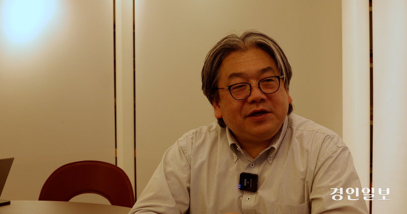 가사이 코이치 후쿠오카시 복지국 휴머니튜드 추진부장이 지난달 22일 치매프렌들리 센터에서 경인일보와 인터뷰를 하고 있다. 2024.10.22 일본 후쿠오카/박소연PD parksy@kyeongin.com