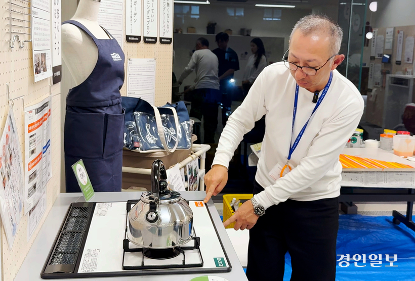 토 카즈히로 후쿠오카 치매프렌들리 센터장(사진)이 지난달 센터 내에 전시된 린나이 가스레인지를 소개하고 있다. 이 가스레인지는 치매 환자가 상품 개발에 참여한 것으로 환자 특성을 반영해 만들었다. 2024.10.23 일본 후쿠오카/박소연PD parksy@kyeongin.com