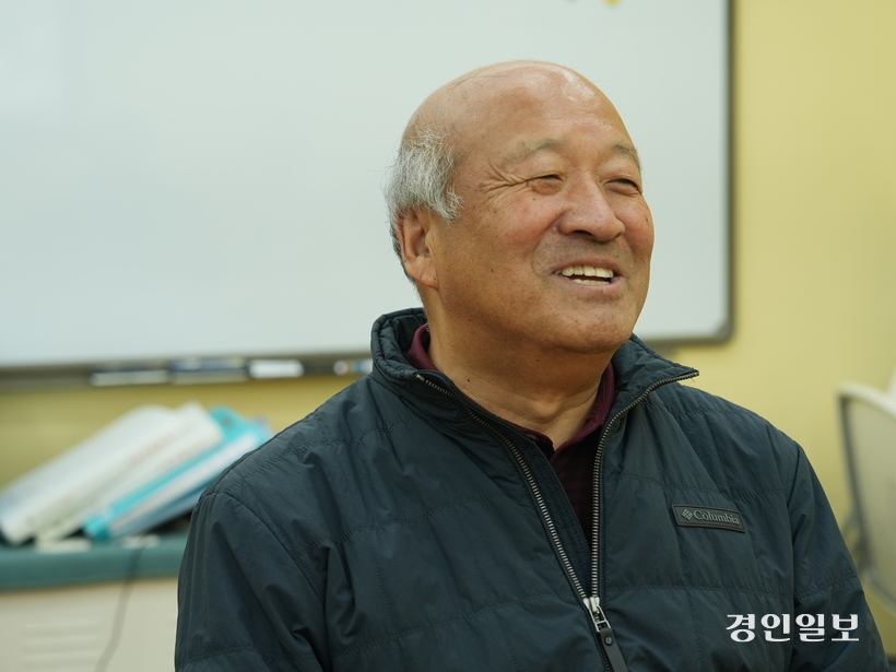 인천시 공무원에서 인천시 ‘치매극복 희망대사’로 활동하는 이기범씨가 지난 14일 미추홀구 인천시광역치매센터 두뇌톡톡 뇌건강학교에서 경인일보와 인터뷰를 하고 있다. 2024.11.14 /박소연PD parksy@kyeongin.com