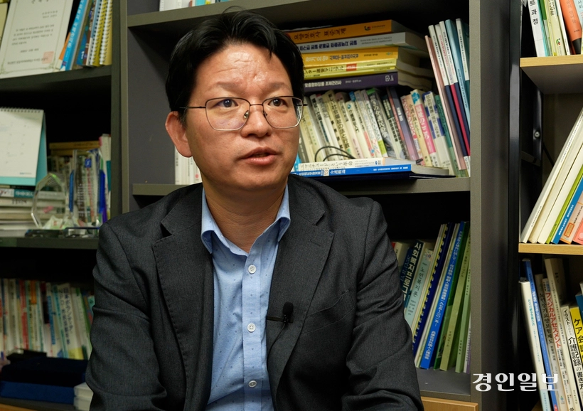 조문기(사진) 숭실사이버대학교 요양복지학과 교수가 지난 15일 서울 종로구 교수실에서 경인일보와 인터뷰를 하고 있다.2024.11.15 /박소연PD parksy@kyeongin.com