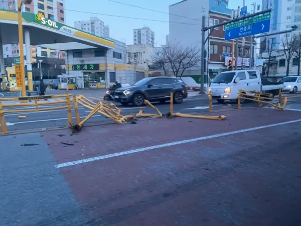 인천 중구에서 70대 운전자가 운전하던 승용차가 중앙분리대를 들이받는 사고를 냈다. / 독자제공