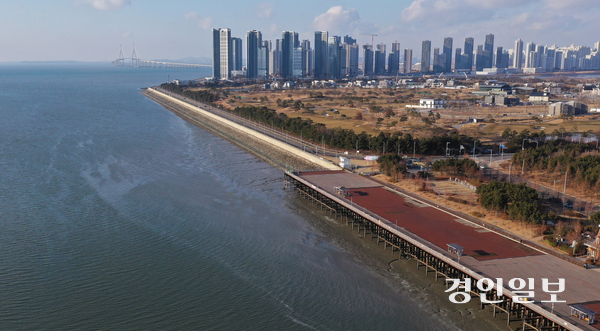 매립 계획조차 못세운 송도마리나 인천 연수구 인천대학교 송도캠퍼스 남측 워터프런트 일대 전경. 이 일대(송도마리나)를 비롯한 인천지역 5곳이 2020년 해수부의 ‘제2차 마리나항만 기본계획’에 반영되며 마리나항만 예정구역으로 지정됐지만, 지금까지 계획 없이 방치되고 있다. 2025.1.7 /조재현기자 jhc@kyeongin.com
