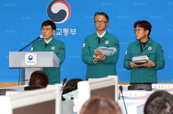 국토교통부 주종완 항공정책실장(왼쪽)이 2일 오후 정부세종청사에서 열린 ‘무안 공항 제주항공 여객기 사고 브리핑’에서 기자들의 질문에 답하고 있다. 왼쪽부터 주 실장, 유경수 항공안전정책관, 김홍락 공항정책관. 2025.1.2 /연합뉴스