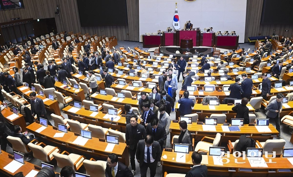 8일 오후 서울 국회에서 열린 본회의에서 대통령 권한대행의 재의요구권으로 국회로 돌아온 내란 특검법, 김건희 여사 특검법 등 8개 법안이 재표결 끝에 모두 부결되자 야당 의원들이 본회의장 밖으로 나서고 있다. 2025.1.8 /이지훈기자 jhlee@kyeongin.com