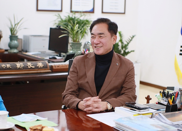 정장선 평택시장은 “우리는 위기 때마다 다시 우뚝 섰다”며 “올해에는 시민들이 희망과 미래를 이야기할 수 있도록 뛰고 또 뛰겠다”고 밝혔다. /평택시 제공