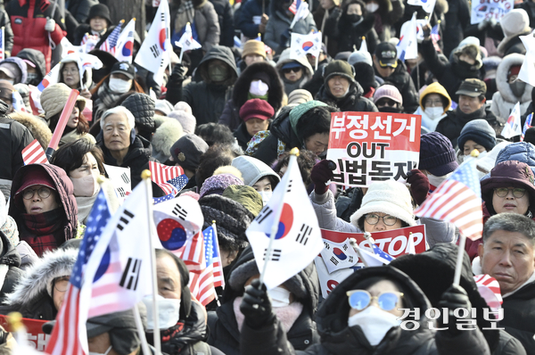 8일 오전 서울 용산구 한남동 대통령 관저 인근에서 보수단체 회원들이 윤석열 대통령 탄핵 반대 집회를 열고 있다. 2025.1.8 /이지훈기자 jhlee@kyeongin.com