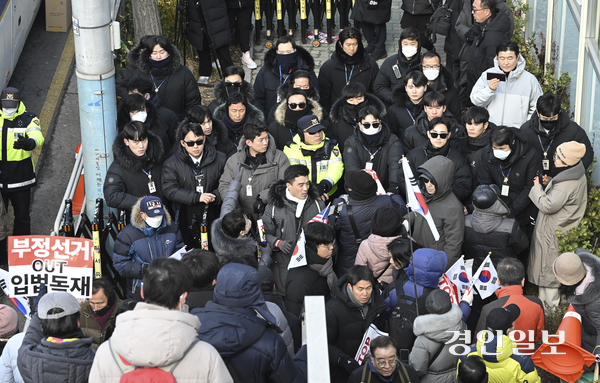법원이 윤석열 대통령에 대한 체포영장을 재발부해 공조수사본부 차원의 영장 2차 집행 시도가 초읽기에 들어간 8일 오전 서울 용산구 한남동 대통령 관저 방향으로 향하려는 보수단체 회원들을 경찰이 막아서고 있다. 2025.1.8 /이지훈기자 jhlee@kyeongin.com