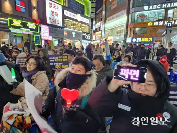 지난달 26일 저녁 경기비상행동 등 시민사회단체와 시민들이 수원역 앞에서 윤석열 체포, 구속 등을 촉구하고 있다. 2024.12.26 /민주노총 경기도본부 제공