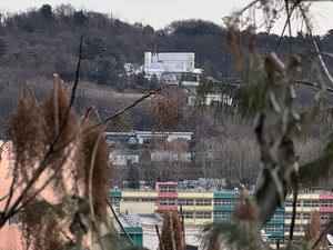 밤새 “찬탄” “반탄”… 尹 체포영장 재발부에 관저 인근 긴장감