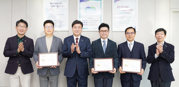 광주시는 8일 도시계획, 수질환경, 지방재정, 환경규제 분야의 민간 전문가 4명을 정책자문관으로 신규 및 재위촉했다. 2025.1.8 /광주시 제공
