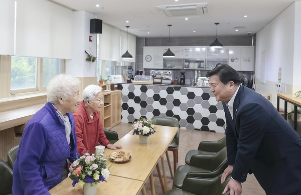 임병택 시흥시장(오른쪽)은 지난해 5월 가정의 달을 맞아 시흥시북부노인복지관을 찾아 어르신들의 불편민원 등을 직접 챙기며 애로사항을 들었다. /시흥시 제공