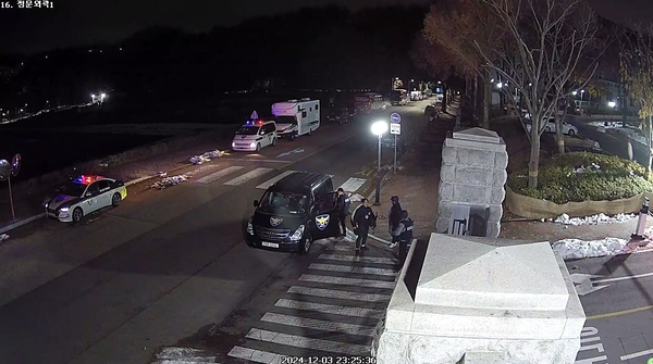 비상계엄 선포 당시 중앙선거관리위원회에 투입된 일부 경찰관이 소총으로 무장했던 것으로 드러났다. 사진은 지난달 3일 오후 11시 25분 당시 상황이 담긴 CCTV 영상 갈무리. 2024.12.13 /더불어민주당 윤건영 의원실 제공