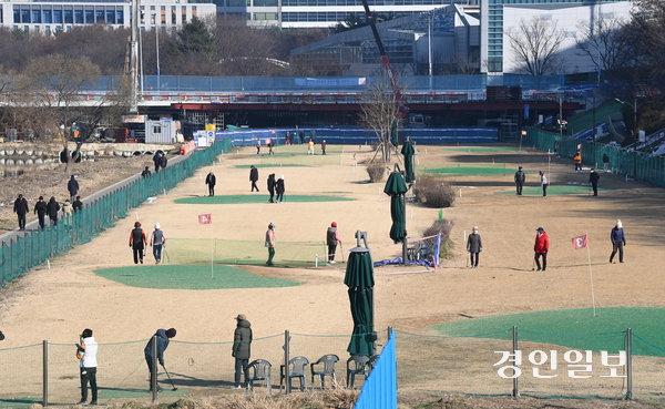 노년 세대서 인기를 끌고 있는 파크골프는 복지와 건강증진에 이바지한다는 평가도 있지만, 이로 인한 지역 주민 간 갈등과 환경문제도 대두되고 있다. 사진은 19일 성남시 분당구의 한 파크골프장. 2024.12.19 /최은성기자 ces7198@kyeongin.com