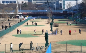 사회단절 잇는 파크골프, 공원 어르신 새문화 [파크골프 열풍과 그 이면·(上)]