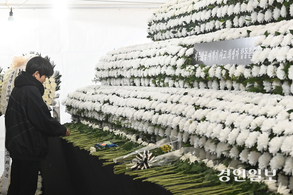 1일 오후 수원역에 마련된 무안공항 제주항공 여객기 사고 사망자 합동분향소를 찾은 시민들이 헌화하고 있다. 2025.1.1 /최은성기자 ces7198@kyeongin.com