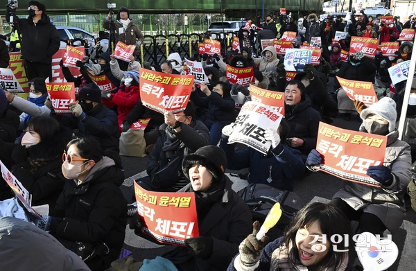 9일 오후 서울 용산구 한남동 대통령 관저 인근에서 보수단체와 진보단체의 집회가 동시에 열리고 있다. 2025.1.9 /이지훈기자 jhlee@kyeongin.com