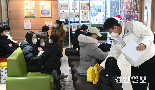 최근 인플루엔자(독감)가 8년 만에 최대 규모로 유행하는 가운데 9일 오전 수원시내 한 소아청소년과가 환자들로 북적이고 있다. 2025.1.9 /최은성기자 ces7198@kyeongin.com