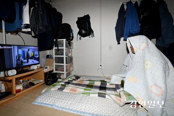 낮 최저기온이 영하 12도까지 떨어지는 등 수도권 일부지역에 한파경보가 발령된 9일 오후 수원시 팔달구 남수동의 한 쪽방촌에서 주민이 바람을 막기위해 이불을 덮고 있다. 2025.1.9 /최은성기자 ces7198@kyeongin.com