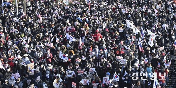 9일 오후 서울 용산구 한남동 대통령 관저 인근에서 보수단체와 진보단체의 집회가 동시에 열리고 있다. 2025.1.9 /이지훈기자 jhlee@kyeongin.com