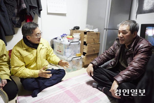 김동연 경기도지사가 9일 수원 주거취약세대(쪽방촌)를 찾아 난방 상태 등을 점검하고 신속한 난방비 지원을 약속했다. 2025.1.9 /경기도 제공